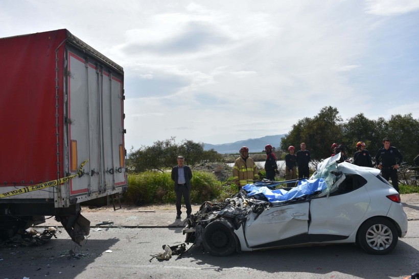 TIR'a çarpan aracın sürücüsü öldü - Resim : 1