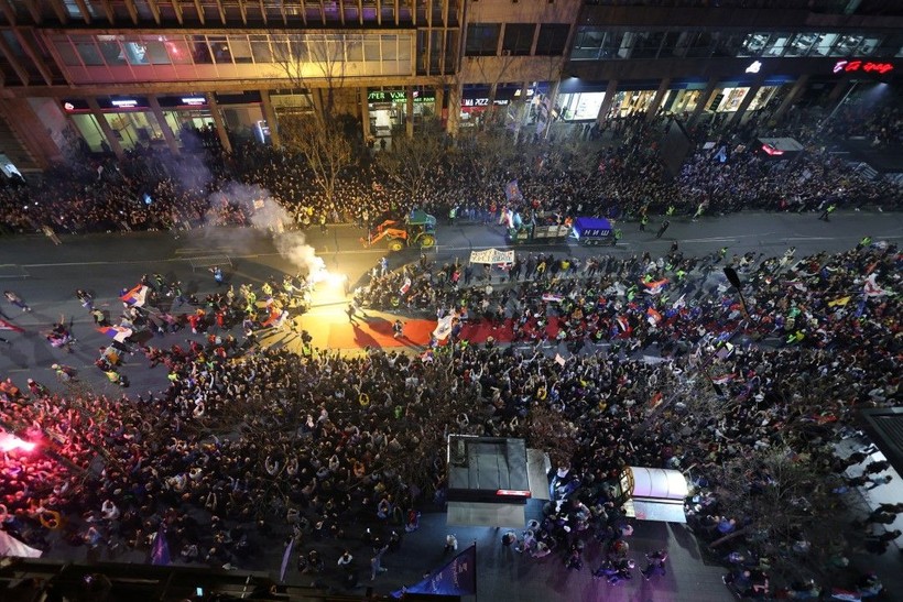 Sırbistan'da on binler yolsuzluğa karşı ayaklandı - Resim: 10