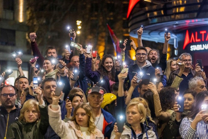 Sırbistan'da on binler yolsuzluğa karşı ayaklandı - Resim: 3