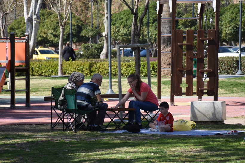 Antalya'da güneşli havayı fırsat bilenler sahile akın etti - Resim : 3