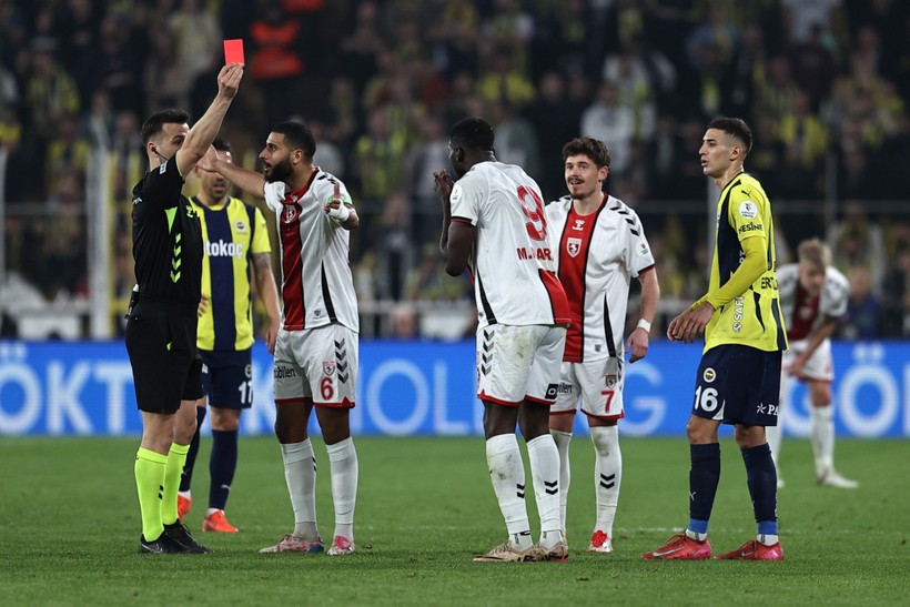 Avrupa yorgunu Fenerbahçe ligde de kayıp: Zirvede puan farkı 9 oldu - Resim : 1