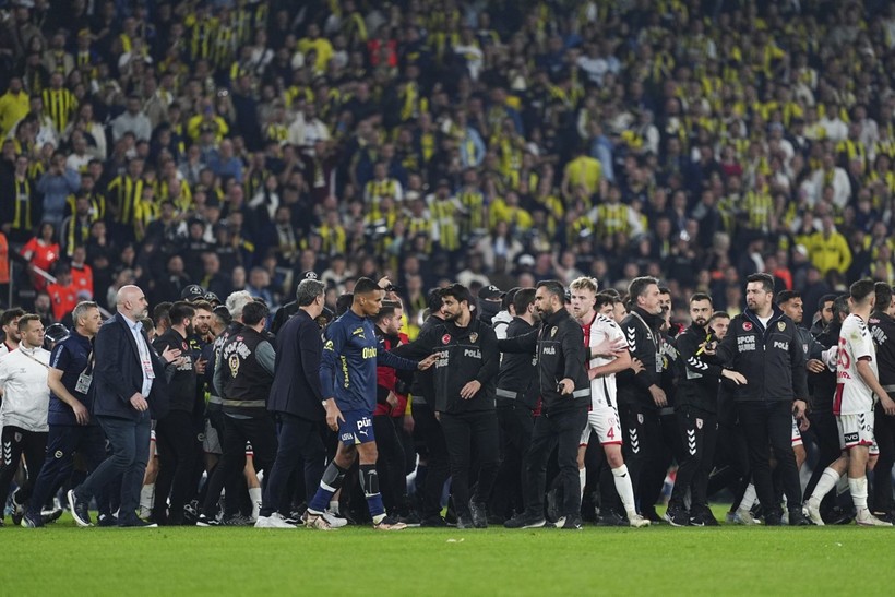 Kadıköy'de maç bitti, ortalık karıştı - Resim: 9