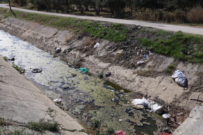 Adana'da sulama kanalları çöplüğe döndü: Klozetten koltuğa her şey var, kokudan durulmuyor - Resim : 1