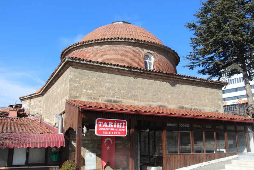 100 Yıllık hamamda tellaklık geleneği sürüyor: Aylık 50 bin lira kazanan usta dert yandı - Resim : 3