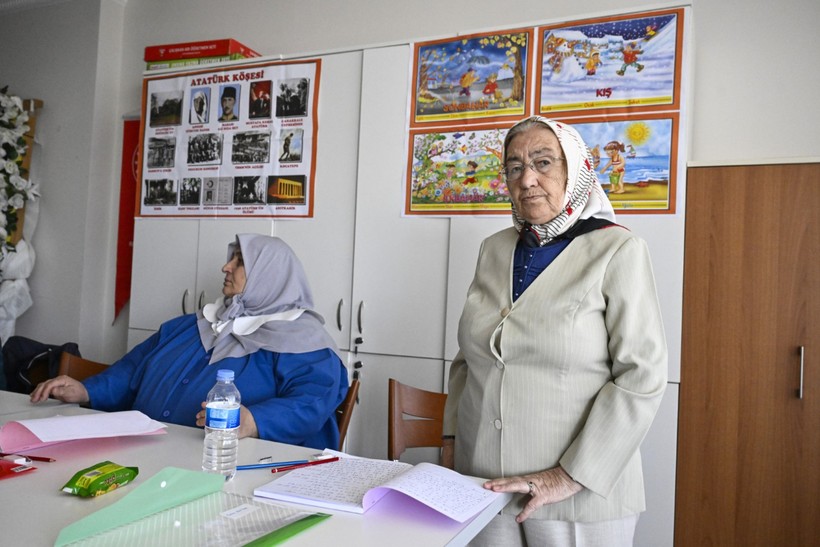 62 yaşında önlüğü giydi! Çocukluk hayalini huzurevinde gerçekleştirdi - Resim : 2