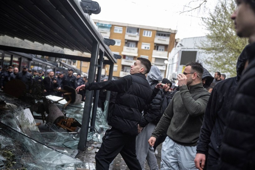 59 kişinin öldüğü Kuzey Makedonya'da büyük öfke: Halk kafeye saldırdı - Resim: 3