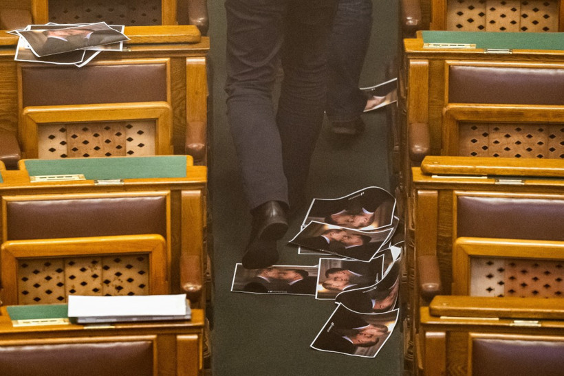 AB ülkesinde LGBTİ'lerin hakları kısıtlandı, mecliste renkli sis bombaları atıldı - Resim : 2