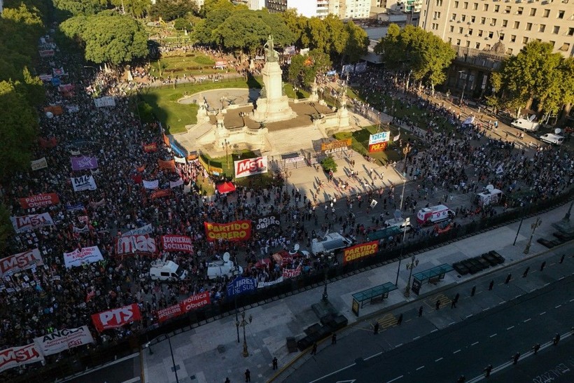 Arjantin'de emekli protestosu: Kongre'nin çitlerine elektrikli testere astı - Resim: 1