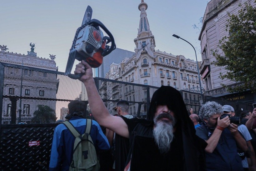 Arjantin'de emekli protestosu: Kongre'nin çitlerine elektrikli testere astı - Resim: 11