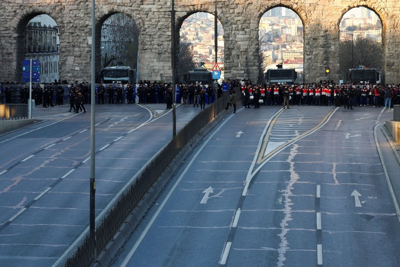 Taksim'e yürümek isteyen gruba polis engeli - Resim: 8