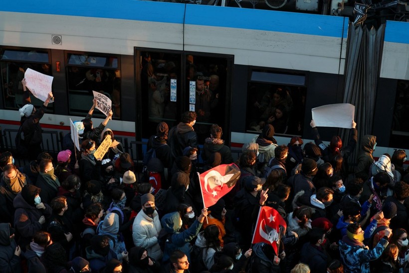 Taksim'e yürümek isteyen gruba polis engeli - Resim: 9