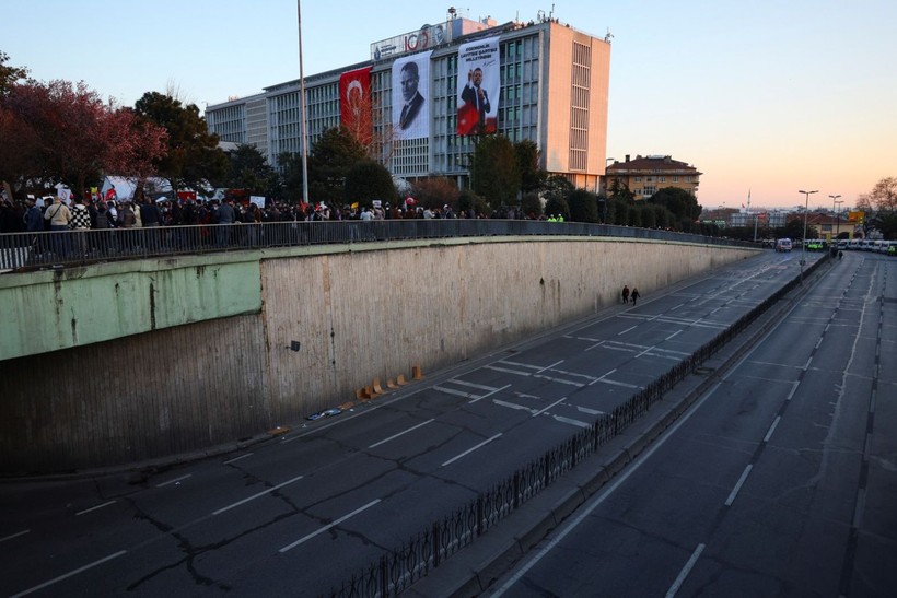 Taksim'e yürümek isteyen gruba polis engeli - Resim: 10