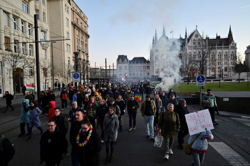 AB ülkesindeki LGBTİ+ yasağı protesto edildi, vali protestoculara destek çıktı - Resim: 1