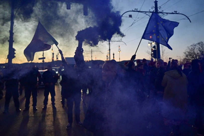 AB ülkesindeki LGBTİ+ yasağı protesto edildi, vali protestoculara destek çıktı - Resim: 2