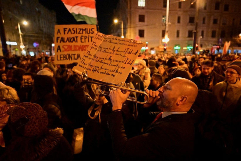 AB ülkesindeki LGBTİ+ yasağı protesto edildi, vali protestoculara destek çıktı - Resim: 10