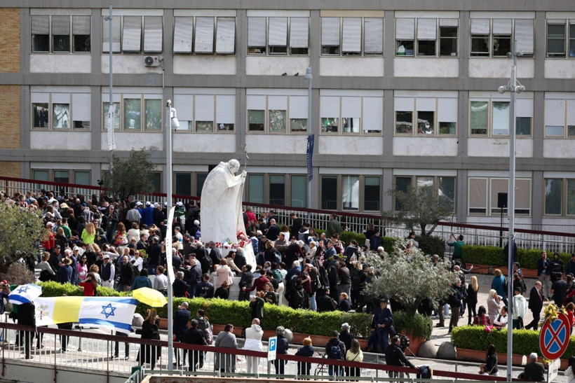 Papa haftalar sonra halkı selamladı - Resim: 12