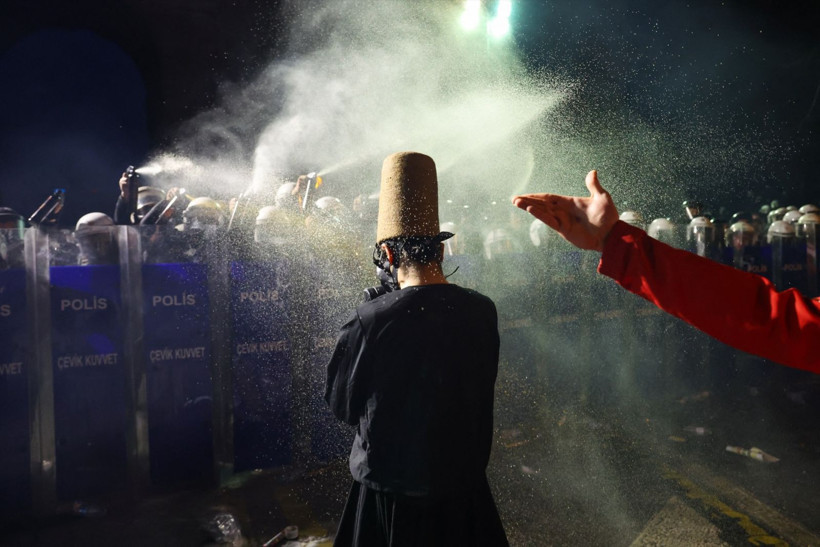 Saraçhane'de ilginç anlar: Mevlevi'yi biber gazına boğdular - Resim: 7