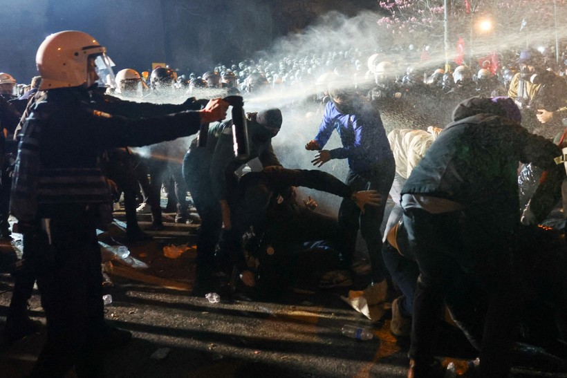 CHP'li Deniz Yavuzyılmaz'a polisten sert müdahale - Resim : 2