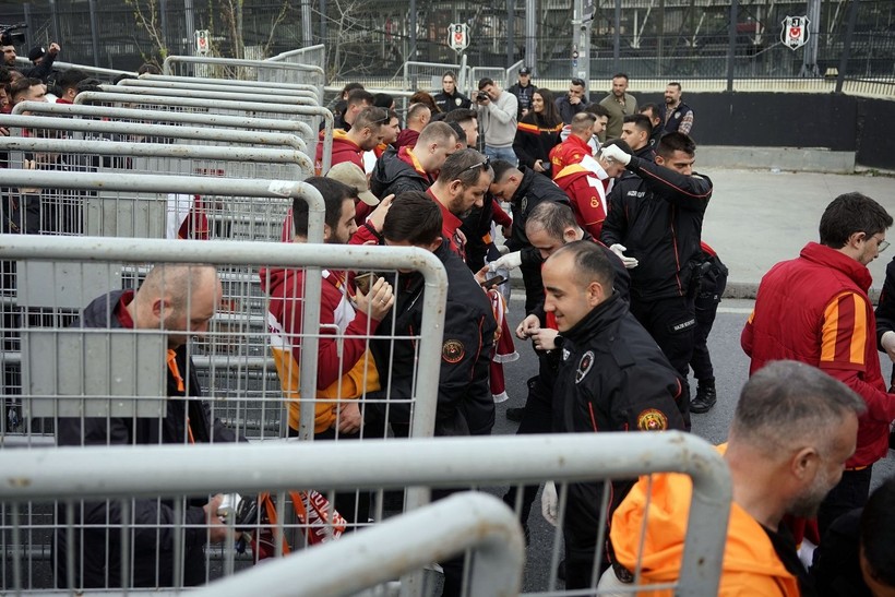 Galatasaray taraftarları, derbi için Dolmabahçe'ye böyle geldi - Resim: 13