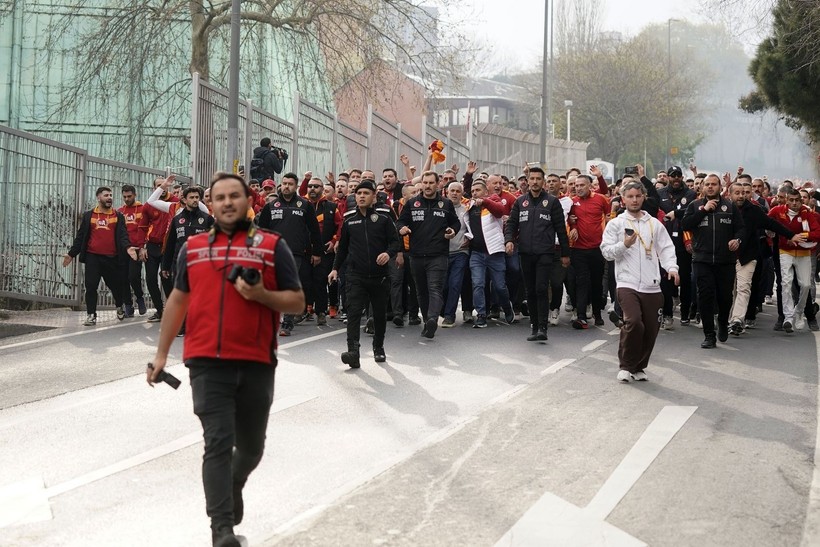 Galatasaray taraftarları, derbi için Dolmabahçe'ye böyle geldi - Resim: 2