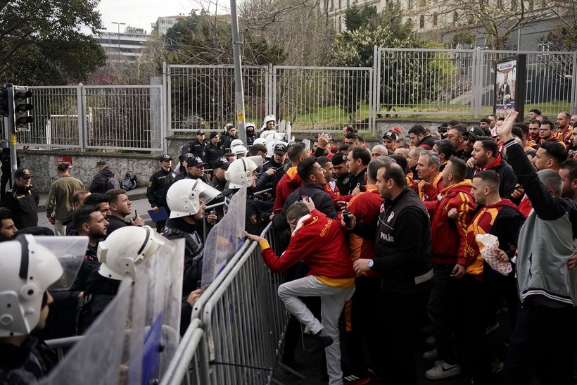 Galatasaray taraftarları, derbi için Dolmabahçe'ye böyle geldi - Resim: 4