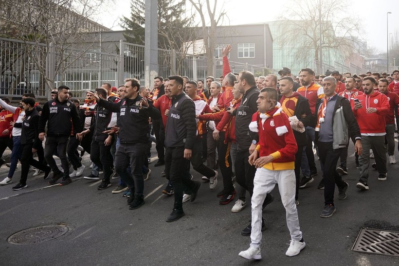 Galatasaray taraftarları, derbi için Dolmabahçe'ye böyle geldi - Resim: 3