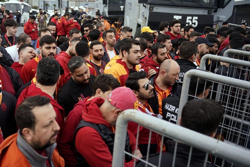 Galatasaray taraftarları, derbi için Dolmabahçe'ye böyle geldi - Resim: 12