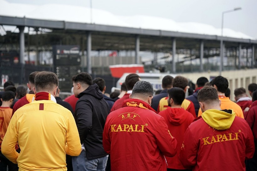 Galatasaray taraftarları, derbi için Dolmabahçe'ye böyle geldi - Resim: 9