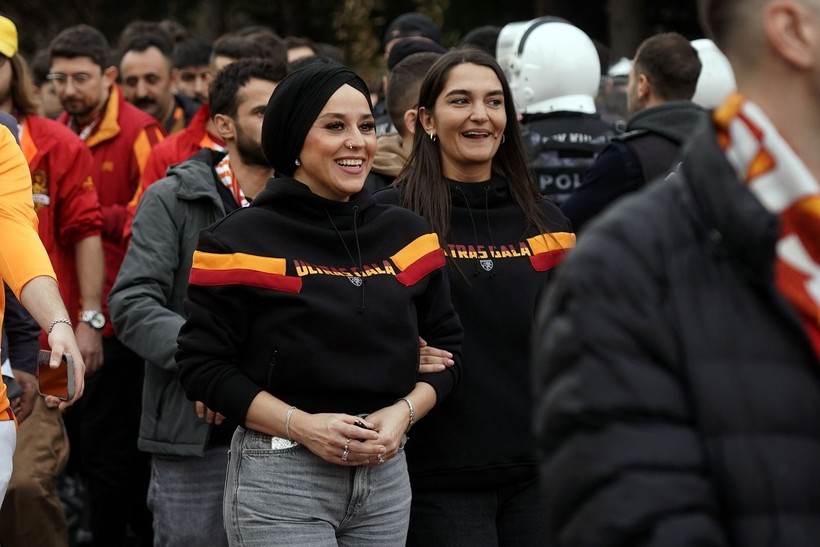 Galatasaray taraftarları, derbi için Dolmabahçe'ye böyle geldi - Resim: 10