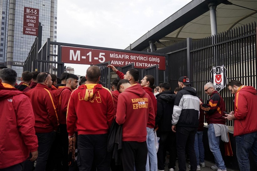 Galatasaray taraftarları, derbi için Dolmabahçe'ye böyle geldi - Resim: 14