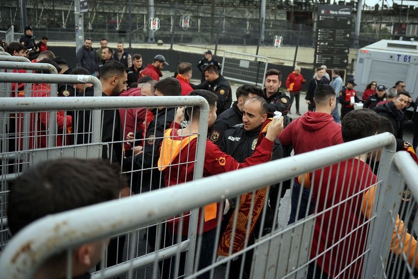 Galatasaray taraftarları, derbi için Dolmabahçe'ye böyle geldi - Resim: 11