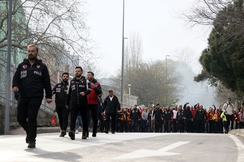 Galatasaray taraftarları, derbi için Dolmabahçe'ye böyle geldi - Resim: 1