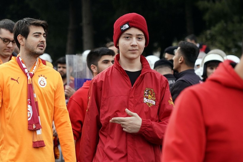 Galatasaray taraftarları, derbi için Dolmabahçe'ye böyle geldi - Resim: 8
