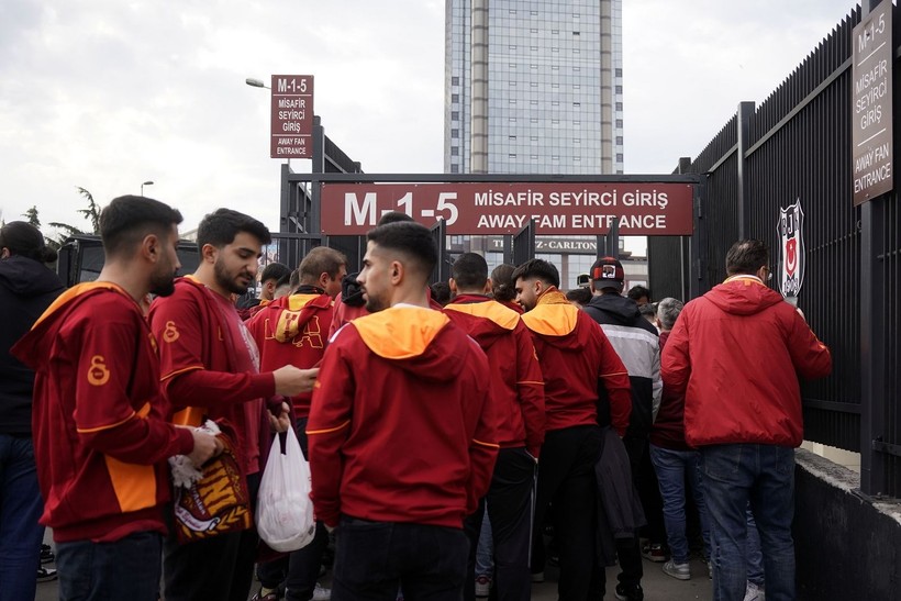 Galatasaray taraftarları, derbi için Dolmabahçe'ye böyle geldi - Resim: 15