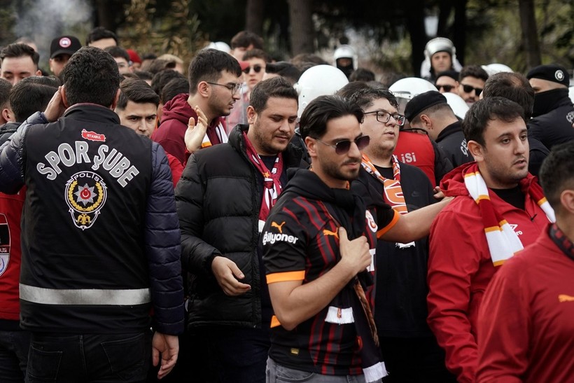 Galatasaray taraftarları, derbi için Dolmabahçe'ye böyle geldi - Resim: 6