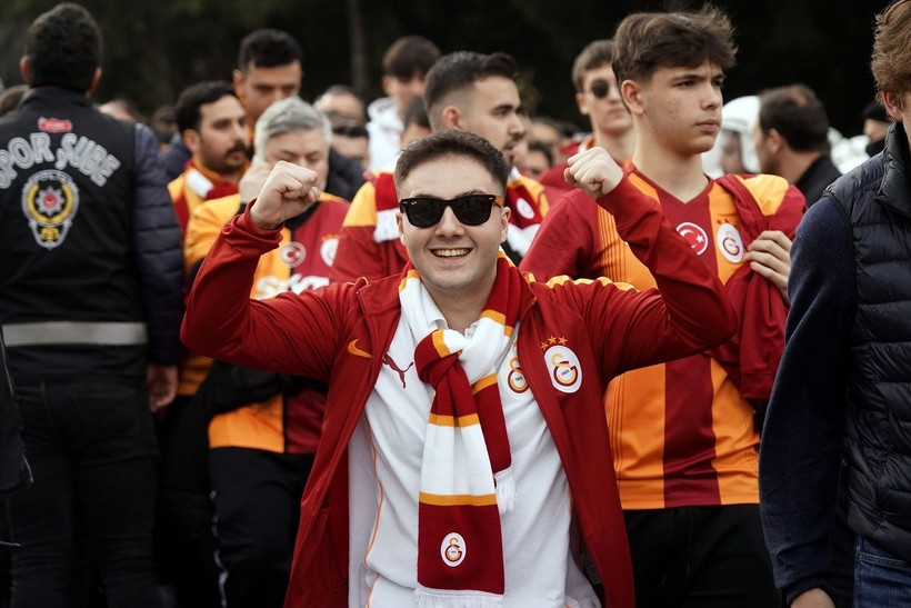 Galatasaray taraftarları, derbi için Dolmabahçe'ye böyle geldi - Resim: 7