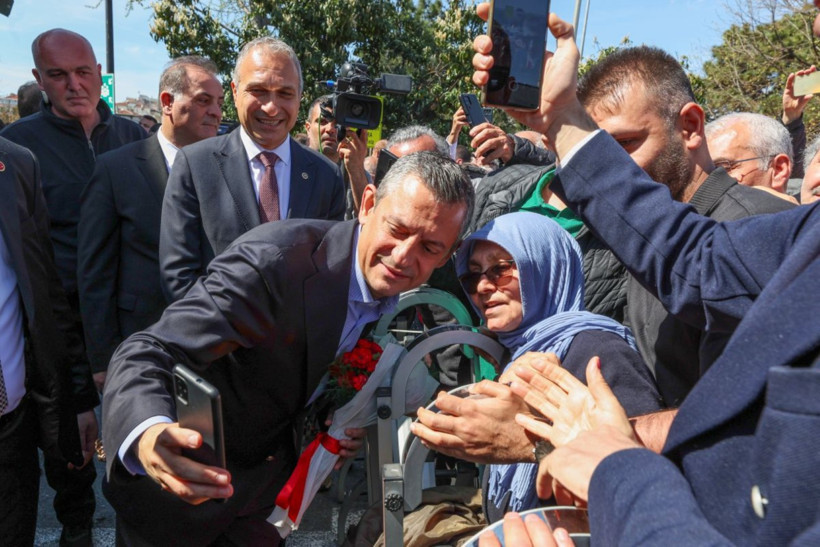 Özgür Özel: Ekrem Başkan küçücük bir hücrede tutuluyor ama... - Resim : 3