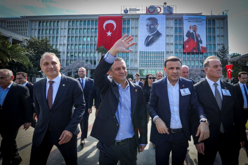 Özgür Özel: Ekrem Başkan küçücük bir hücrede tutuluyor ama... - Resim : 1