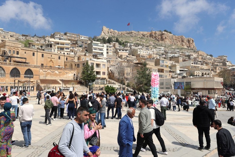 Mardin’de bayram yoğunluğu! Oteller tamamen doldu, turistler akın etti - Resim: 1