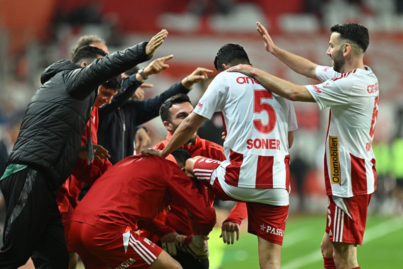 Emre Belözoğlu, 'Reis'e boyun eğmedi: 4'te 4 yaptı - Resim : 1