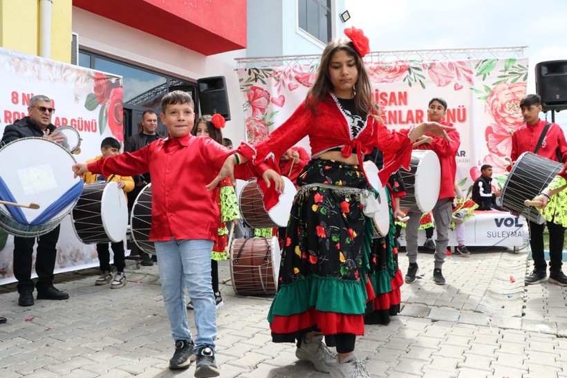 Tabureler üzerinde oynadılar! Romanlar Günü etkinliğinde coşku tavan yaptı - Resim: 1