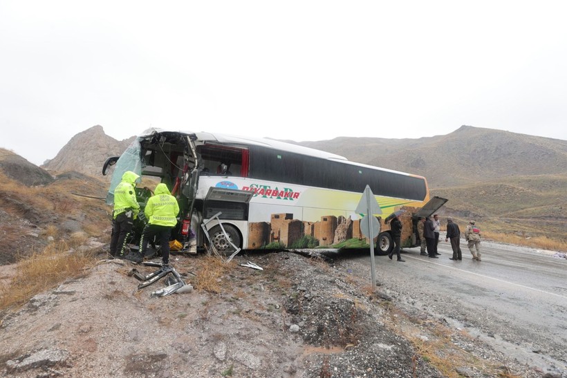 Hakkari'de tankerle-otobüs çarpıştı, faciadan dönüldü - Resim: 3