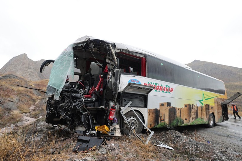 Hakkari'de tankerle-otobüs çarpıştı, faciadan dönüldü - Resim: 4