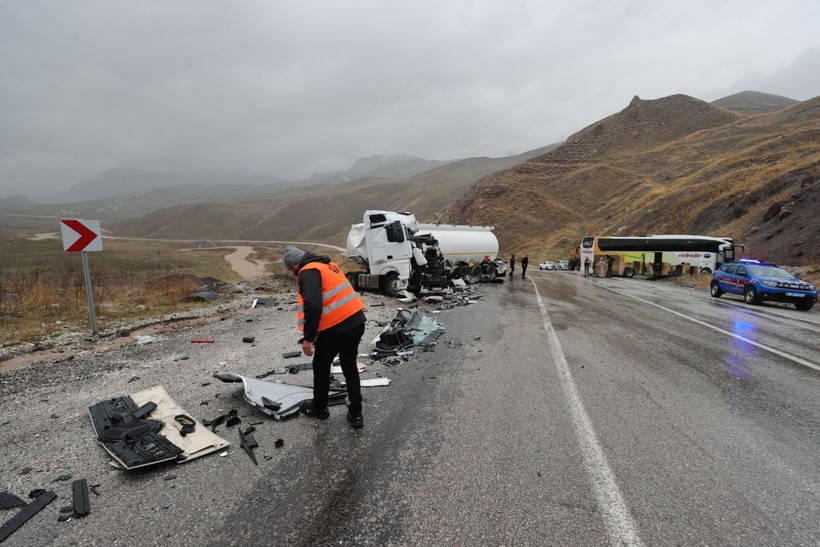 Hakkari'de tankerle-otobüs çarpıştı, faciadan dönüldü - Resim: 5