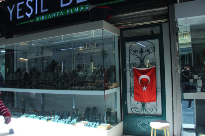 Kuyumculardan sahte altın eylemi: Vitrinler karardı - Resim : 1