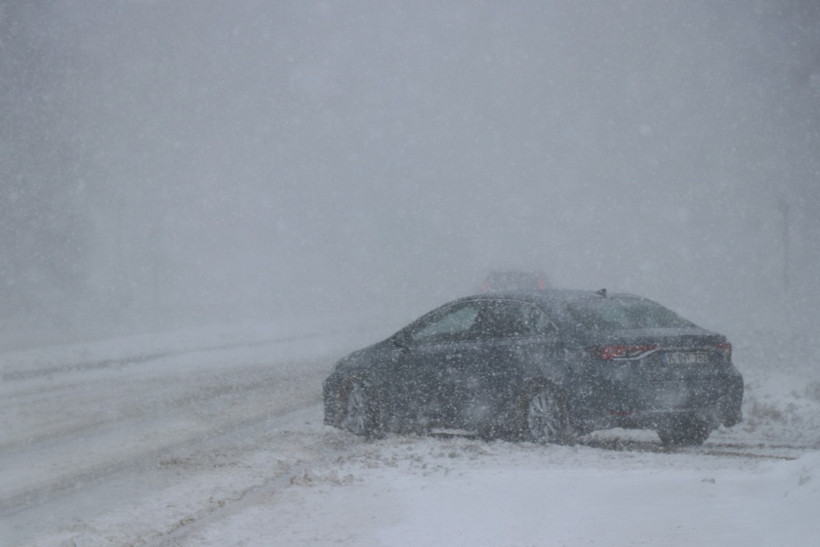 Bolu'da kar görüş mesafesini düşürdü - Resim : 1