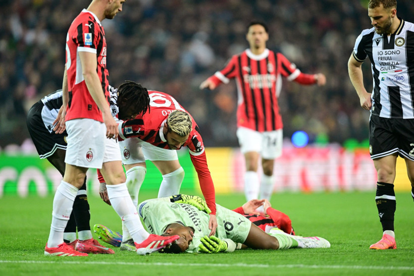 İtalya'da yürekler ağza geldi: Milan kalecisi bilincini kaybetti, hastaneye kaldırıldı - Resim : 1