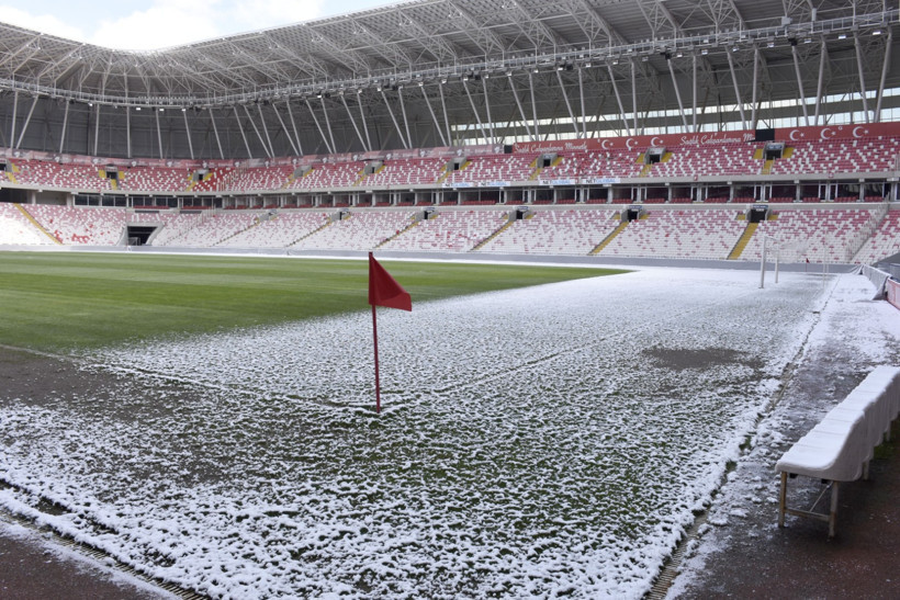 Sivas-Fenerbahçe maçının stadı karla kaplandı: Hava -14! - Resim : 1