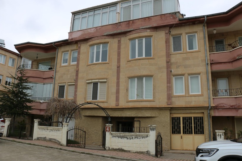 43 yaşındaki kadın ölü bulundu: Evinden çok sayıda sahte alkol şişesi çıktı - Resim : 1