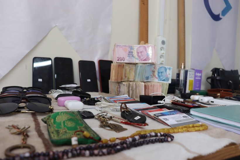 Tramvayda neler unutulmadı ki: Bidonla üzüm yaprağı, cüzdan, altın… - Resim : 1